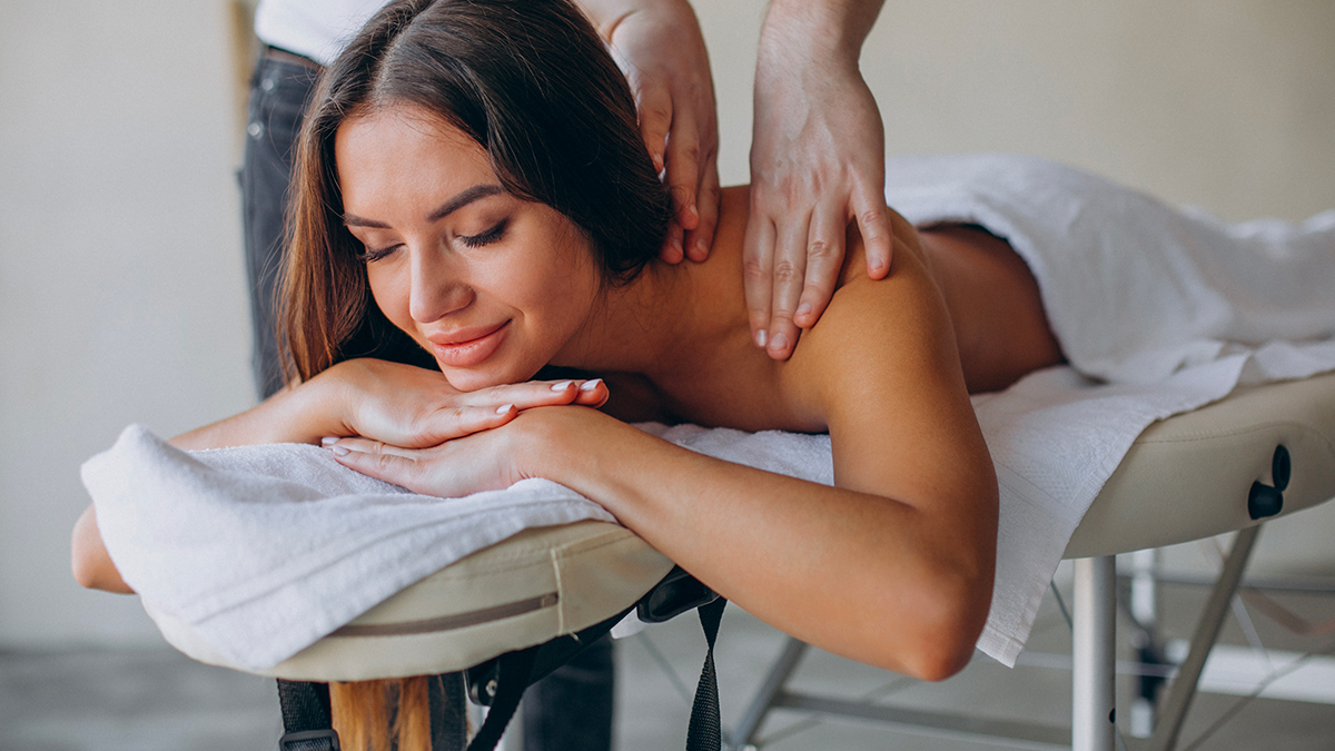 Best Fixed Massage Tables: Models, Prices, Features and Options